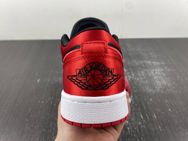 Air Jordan 1 LOW OG WMNS “Satin Bred
