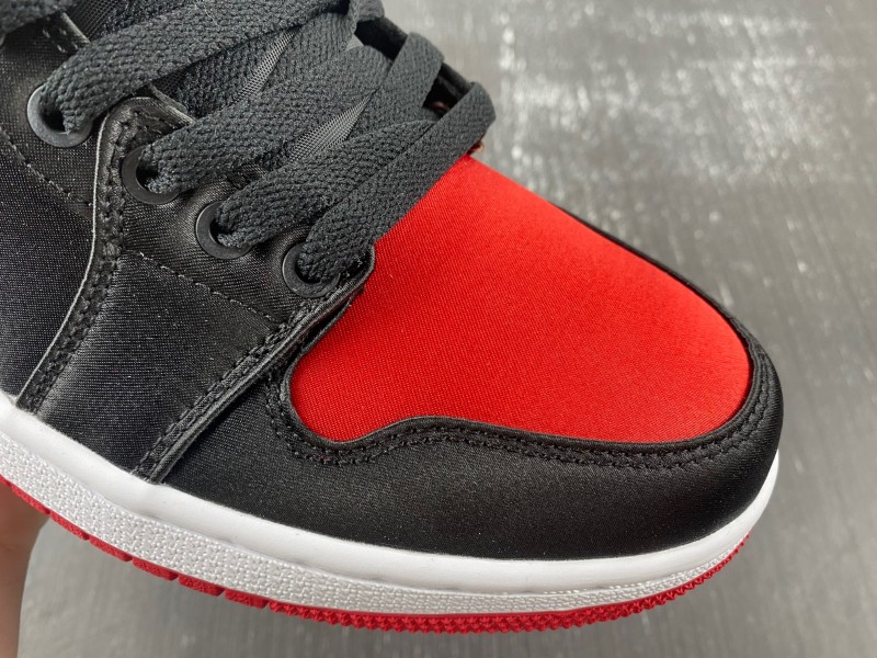 Air Jordan 1 LOW OG WMNS “Satin Bred