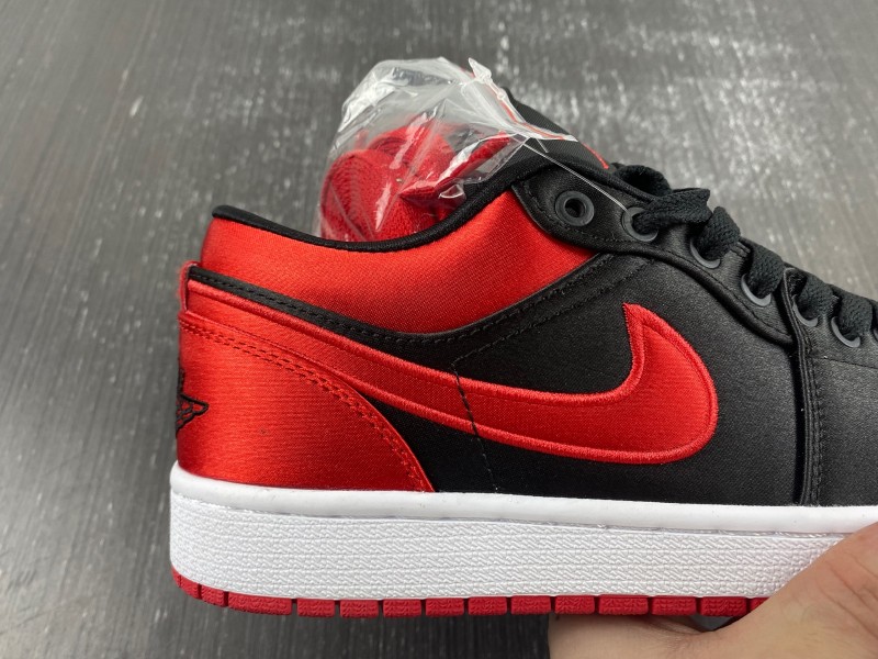 Air Jordan 1 LOW OG WMNS “Satin Bred