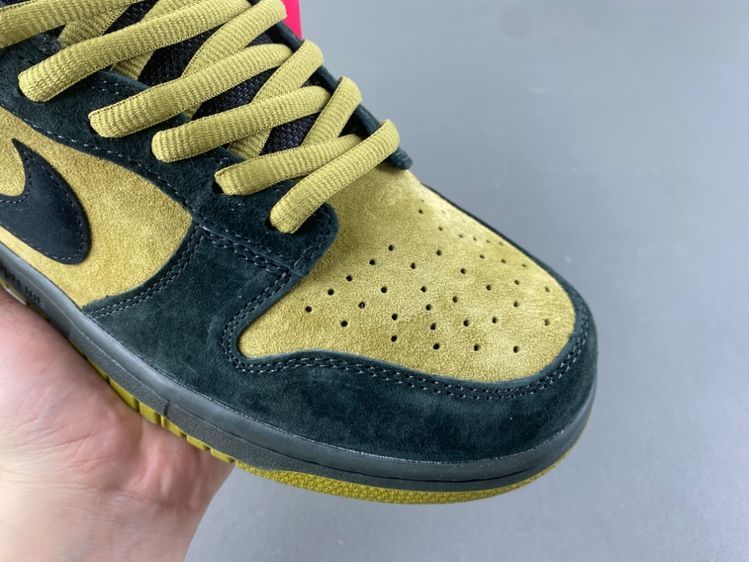Supreme x Nike SB Dunk Low “Camper Green”